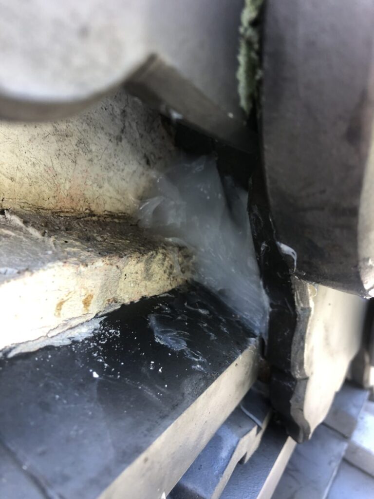 ハチの侵入口をシリコンで塞いだ画像