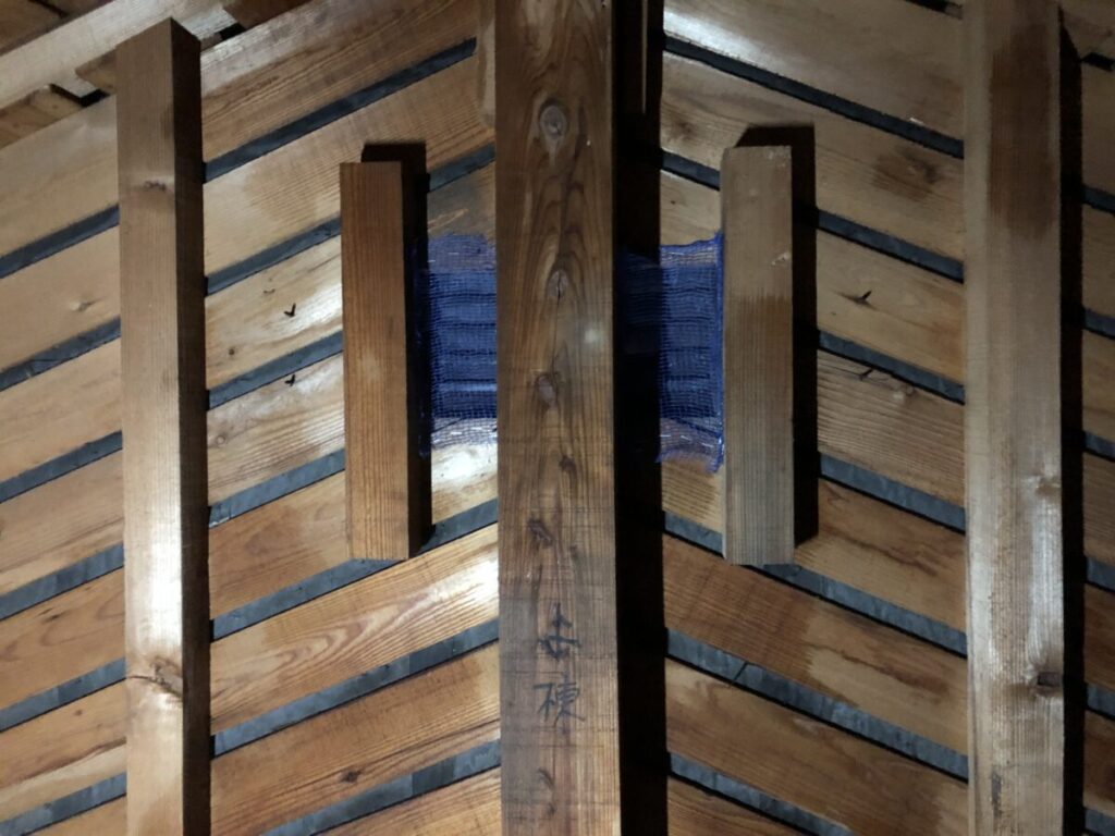 屋根裏の通気口からのハチの侵入口に防虫ネットを張った画像