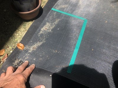 ステンレス製の網(カット面にテープで印をつける)