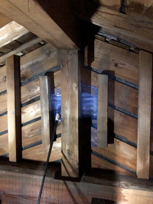 屋根裏の通気口を防虫ネットで封鎖した画像