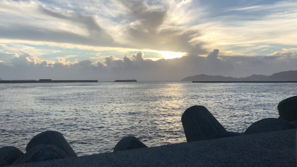 夕日に照らされる御坊の海