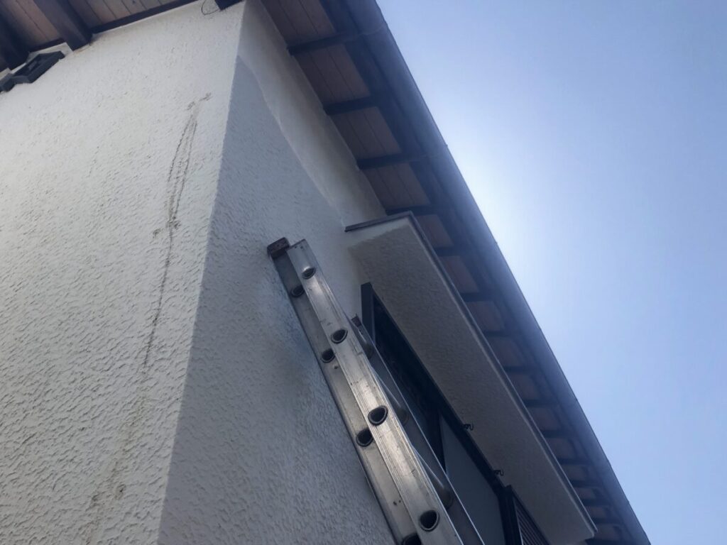 庇に梯子をかけて調査