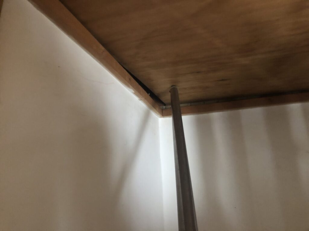 押し入れの天井から屋根裏に潜り込む
