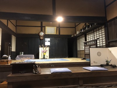 土間から和室をのぞむ