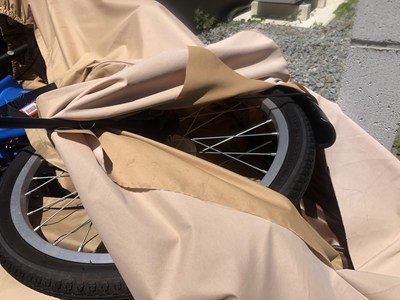 シートに覆われた自転車