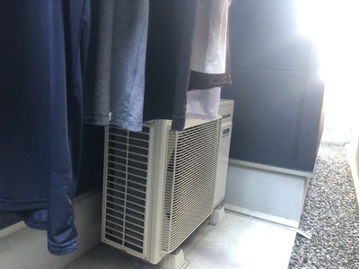 洗濯物の下の室外機