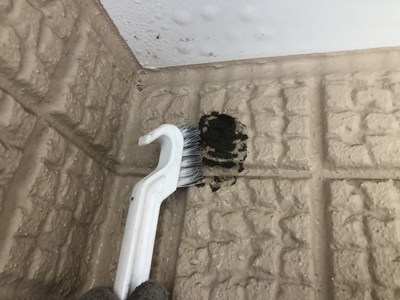 壁を傷つける事なく巣跡を奇麗に清掃する