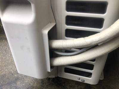 室外機の配管カバーの中も注意