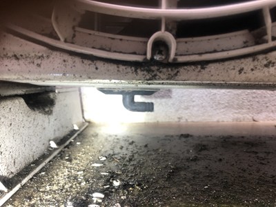 室外機の底面のドレンパイプから中に侵入する