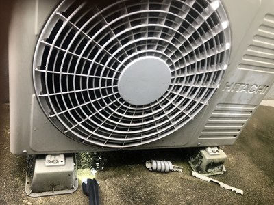 室外機のファンの内部にもアシナガバチの巣がよく作られる
