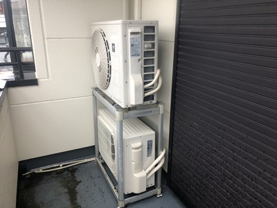 2階ベランダの室外機もくまなく点検する