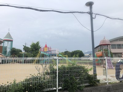 倉庫向かいの保育園