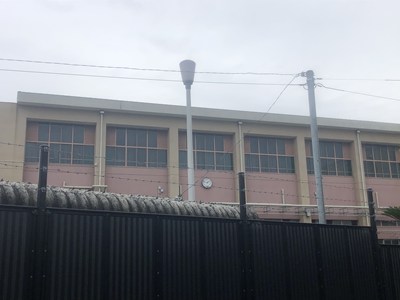 すぐ裏には学校がある