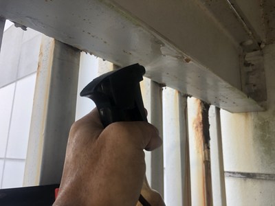 巣跡を清掃後、忌避剤を散布