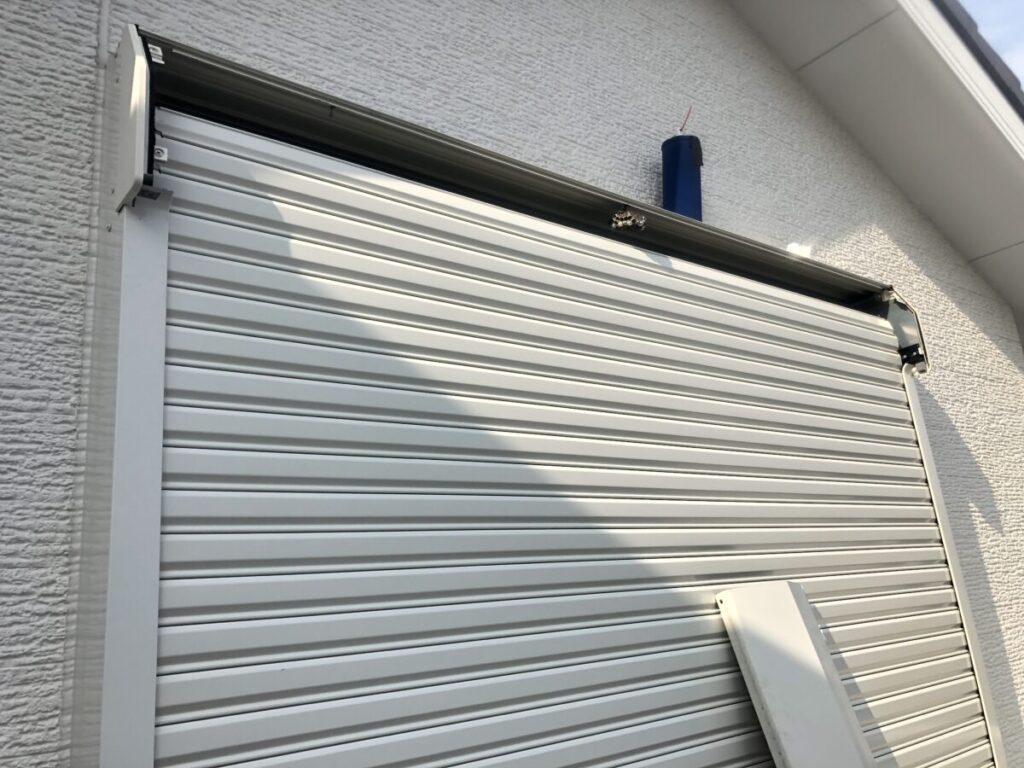 シャッターカバーを外して巣を除去する
