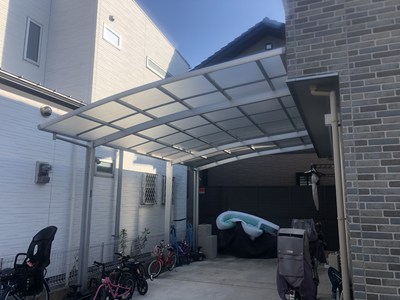 カーポートの天井アルミ枠の中にハチの巣
