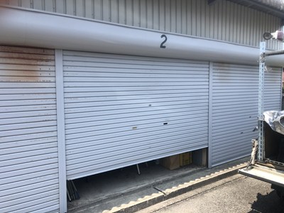 アシナガバチに営巣されたシャッターガレージ