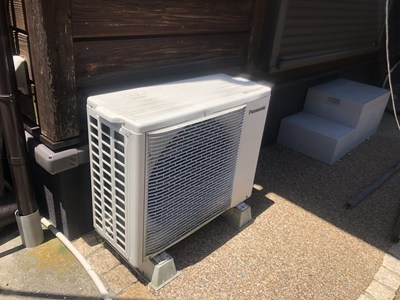 営巣が怪しまれる問題の室外機