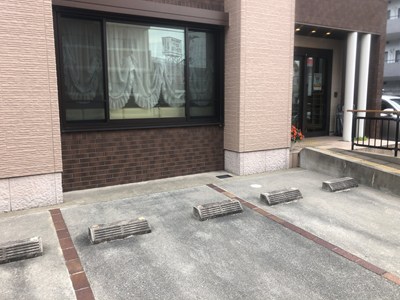 来客用駐車場にアシナガバチの巣