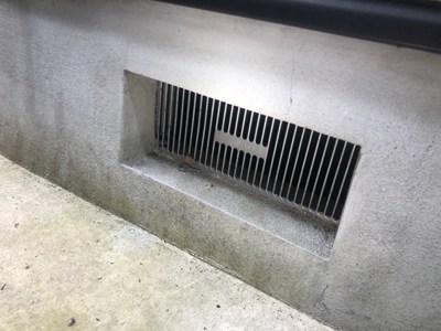 換気口のサイズがまちまちなのでこの様な既製品のパネルでは対応できない