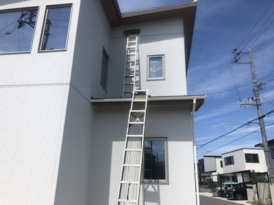 2段掛けでハシゴをかける画像