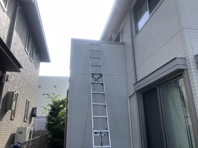 ハシゴを直接ベランダにかけた画像