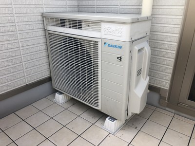 アシナガバチが出入りする問題の室外機の画像