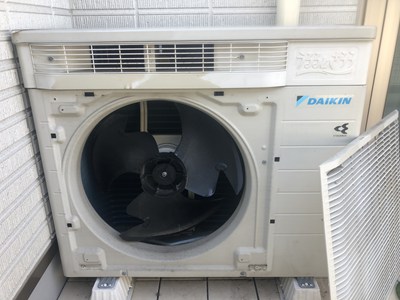 室外機内部も点検している画像