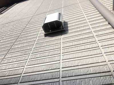 換気口を点検している画像