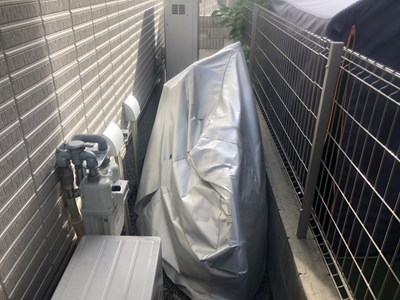 シートに覆われた自転車を点検している画像