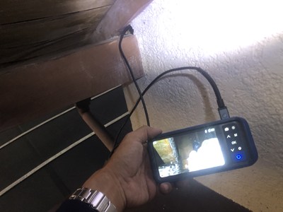 アフターで小屋根裏の駆除した巣をファイバースコープで確認している画像